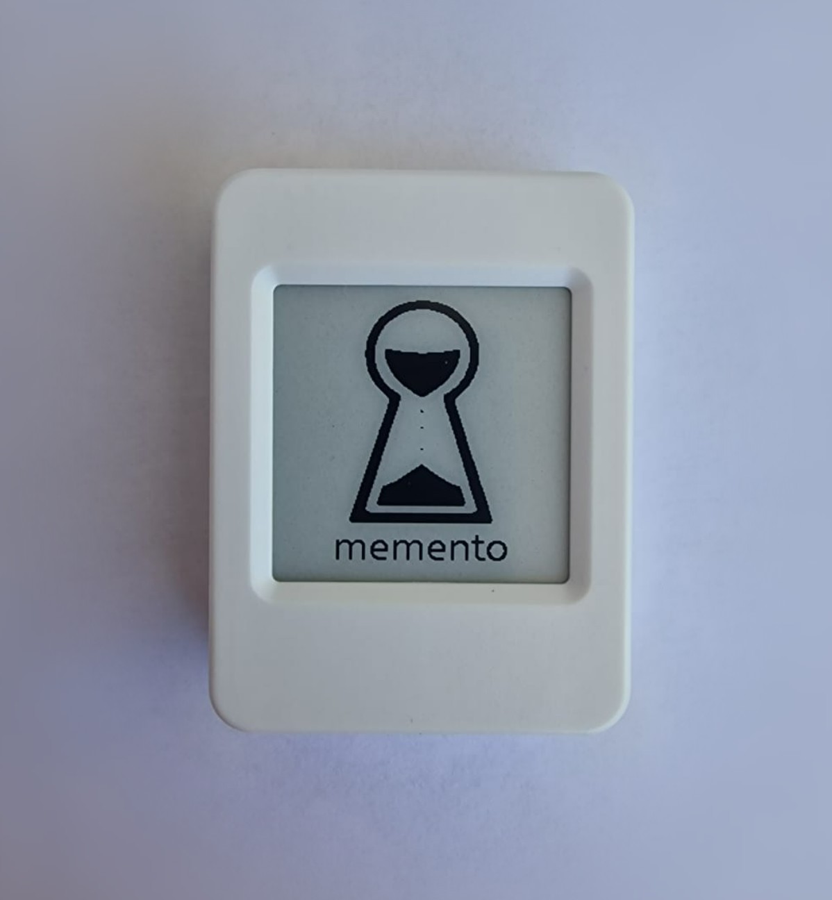The Memento device, idle